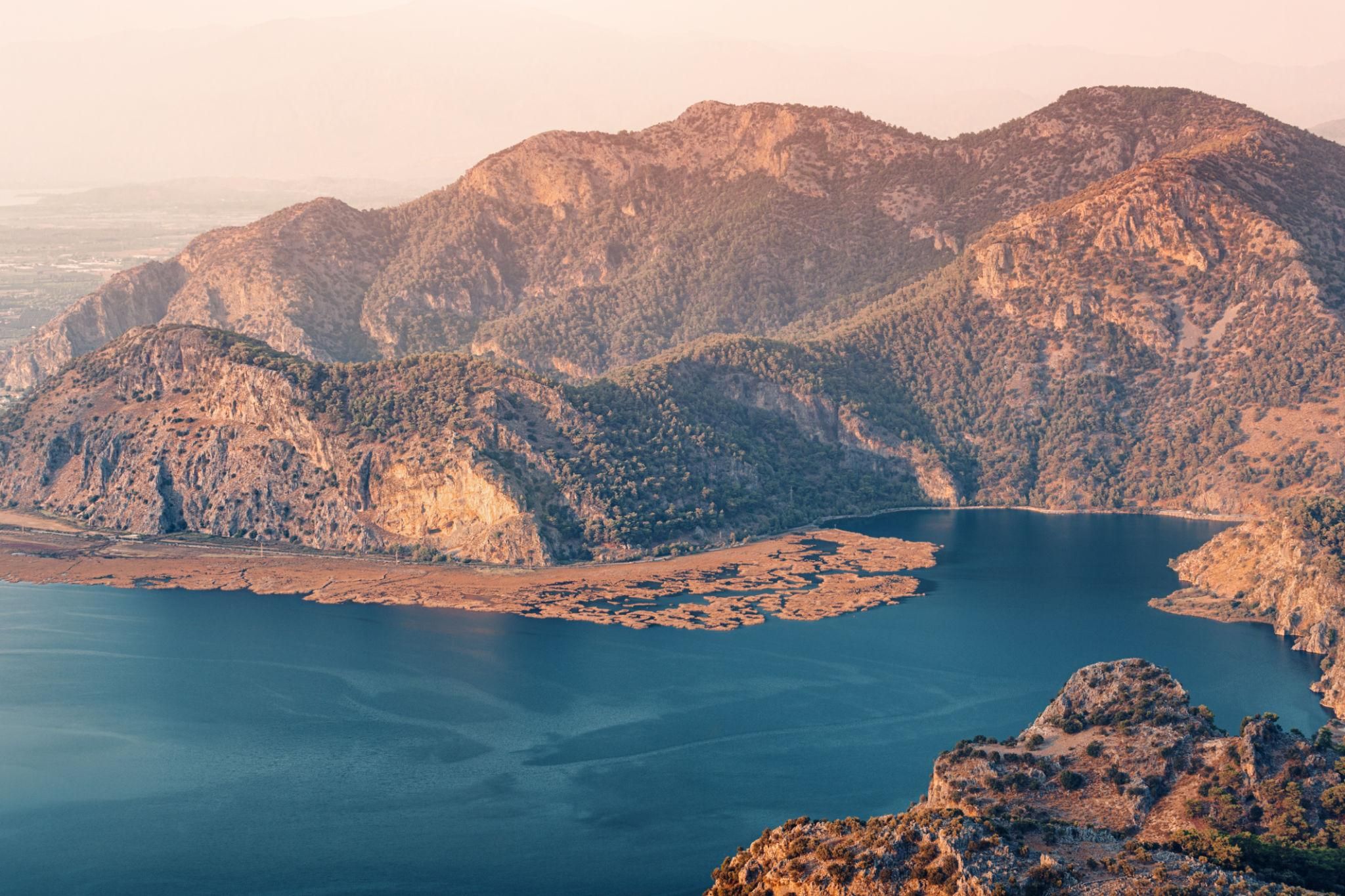 Панорама озера Сюлюнгюр среди гор (Турция)